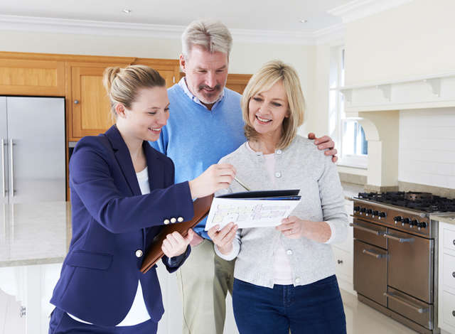 Agent immobilier et un couple pour une estimation immobilière