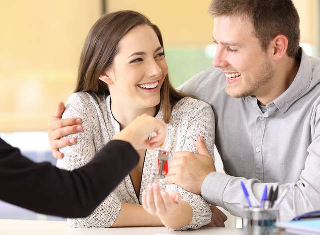 Jeune couple récupérant des clés