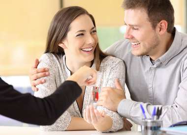 Jeune couple récupérant des clés