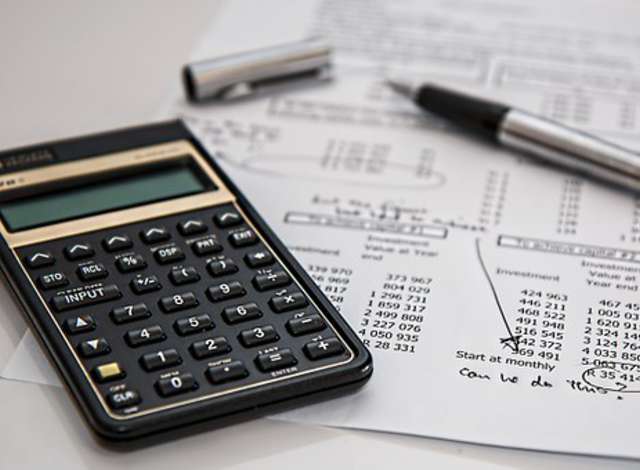 Dossier et calculatrice d'un courtier immobilier 